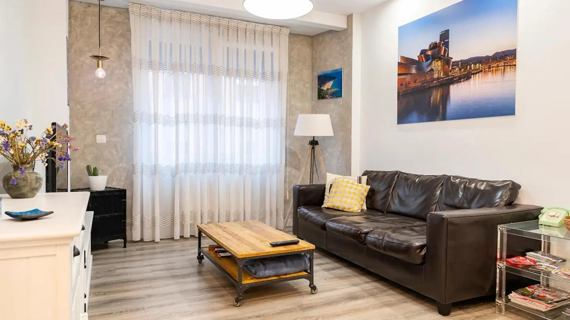 Apartamento Amplio, Luminoso Y Moderno Cerca Del Casco Viejo Bilbao España